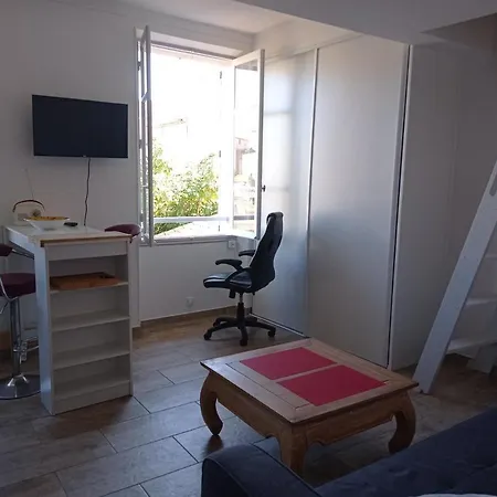 Calm Light And Airy Studio Apartman *